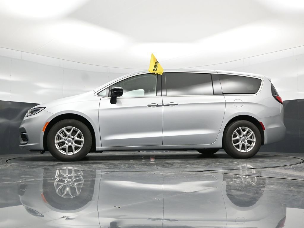 Used 2024 Chrysler Pacifica Touring-L FWD image 60