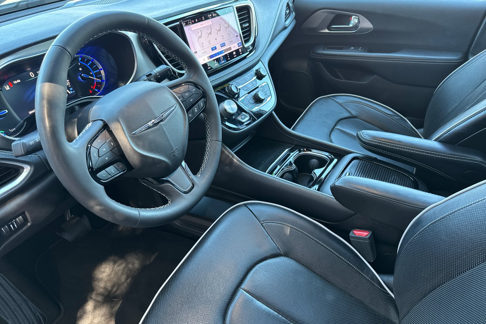 Used 2022 Chrysler Pacifica Limited w/ Uconnect Theater Family Group FWD image 3