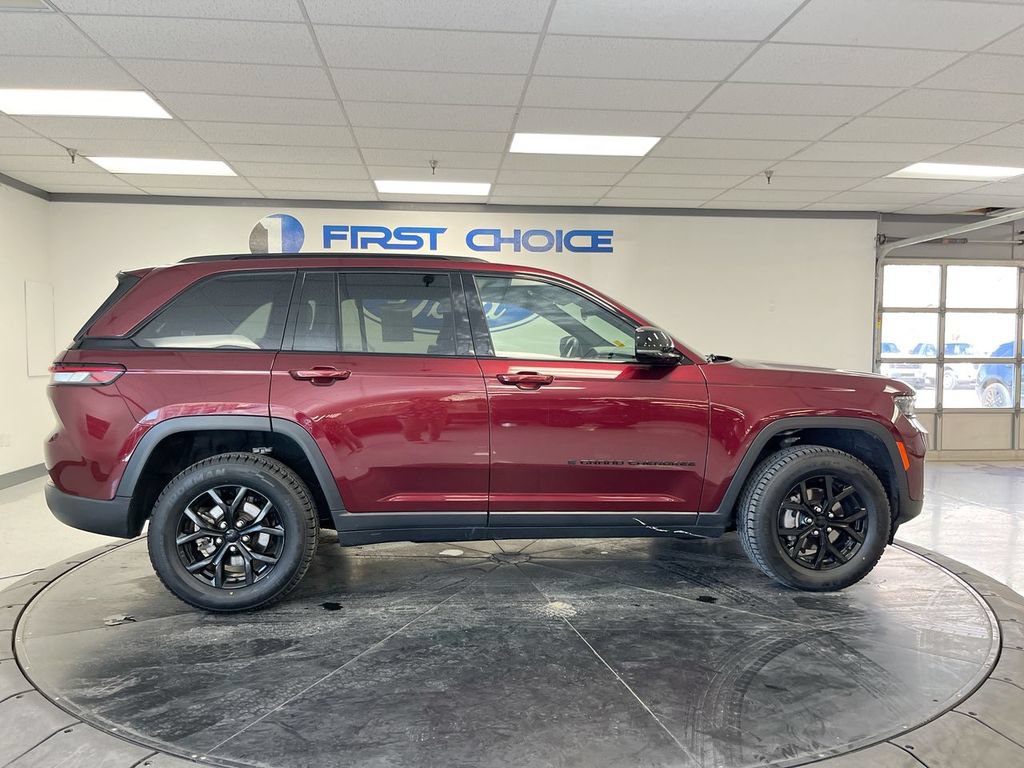 Used 2025 Jeep Grand Cherokee Altitude AWD/4WD image 9