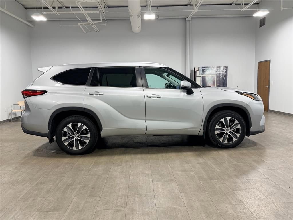 Used 2023 Toyota Highlander XLE image 3