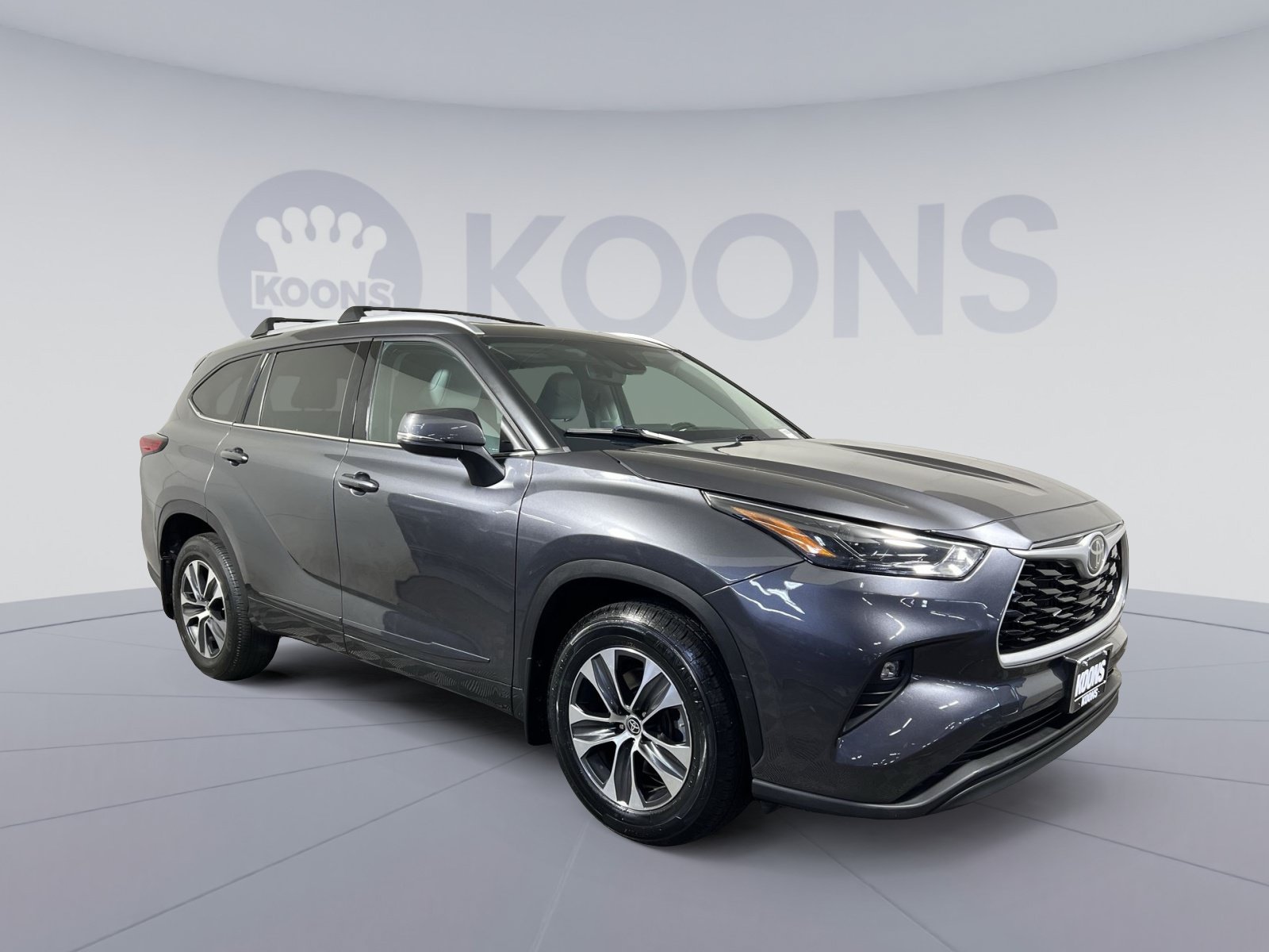 Used 2022 Toyota Highlander XLE AWD/4WD image 2