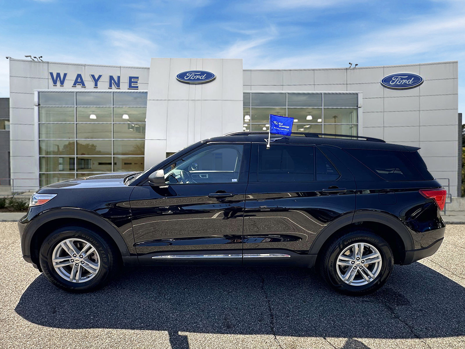 Certified 2022 Ford Explorer XLT w/ Equipment Group 202A AWD/4WD image 2