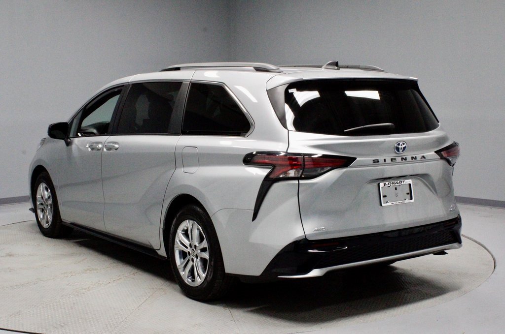 Used 2022 Toyota Sienna XSE image 10