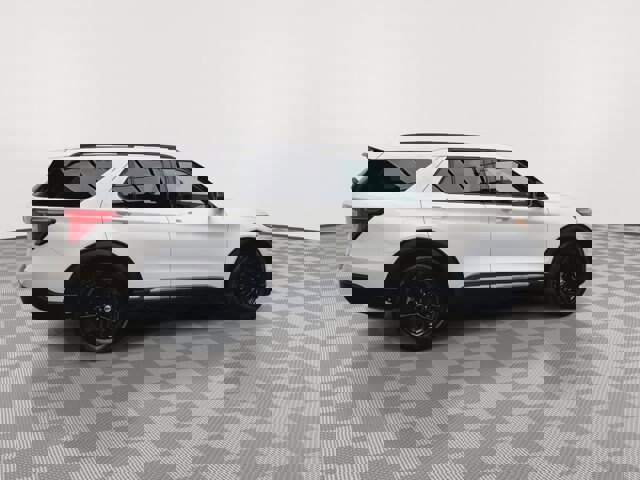 Certified 2022 Ford Explorer XLT w/ Equipment Group 202A image 5