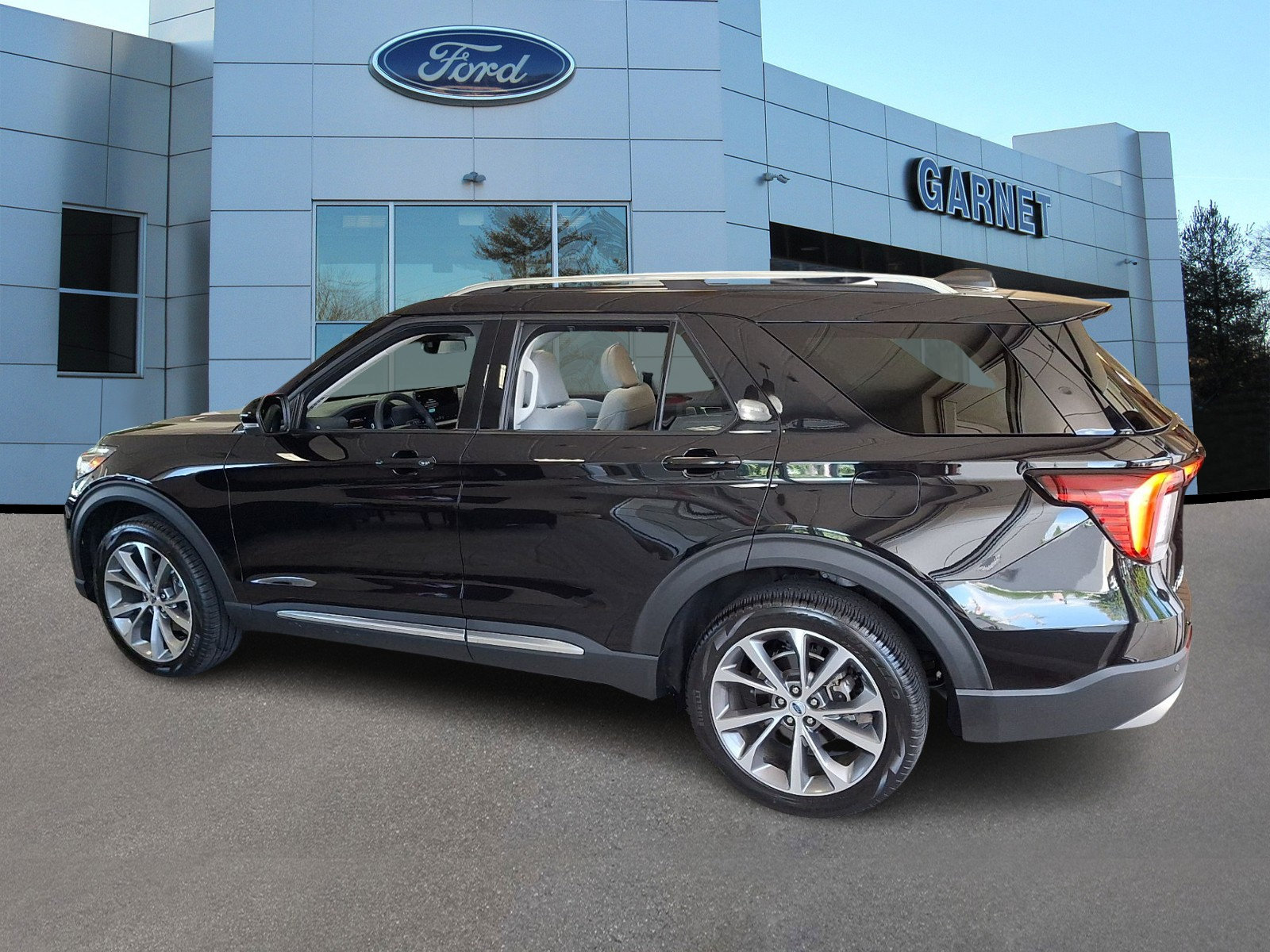 Certified 2025 Ford Explorer Platinum w/ Ultimate Package AWD/4WD image 5