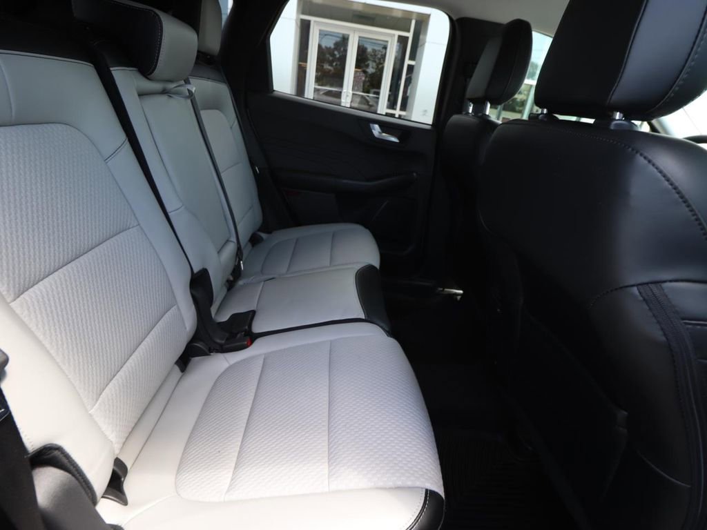 Certified 2025 Ford Escape SE FWD image 23