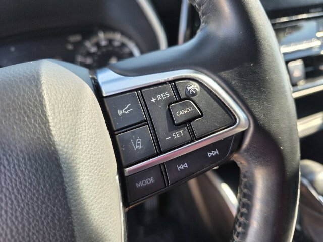 Used 2021 Toyota Highlander XLE FWD image 18