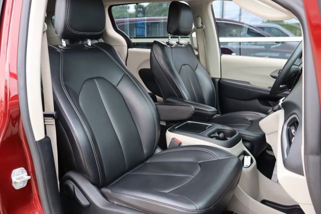 Used 2023 Chrysler Pacifica Touring-L FWD image 33