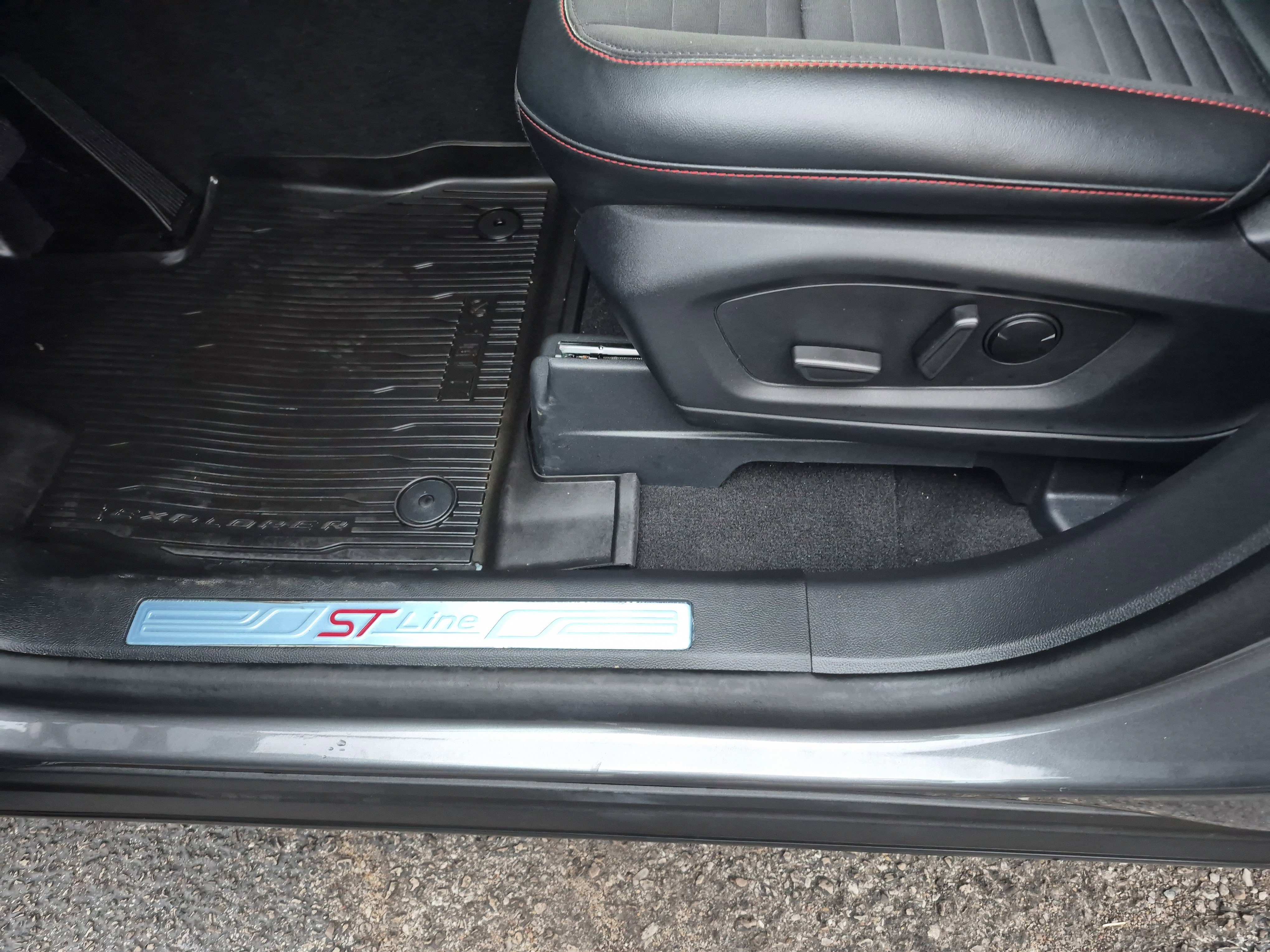 Certified 2025 Ford Explorer ST-Line image 12