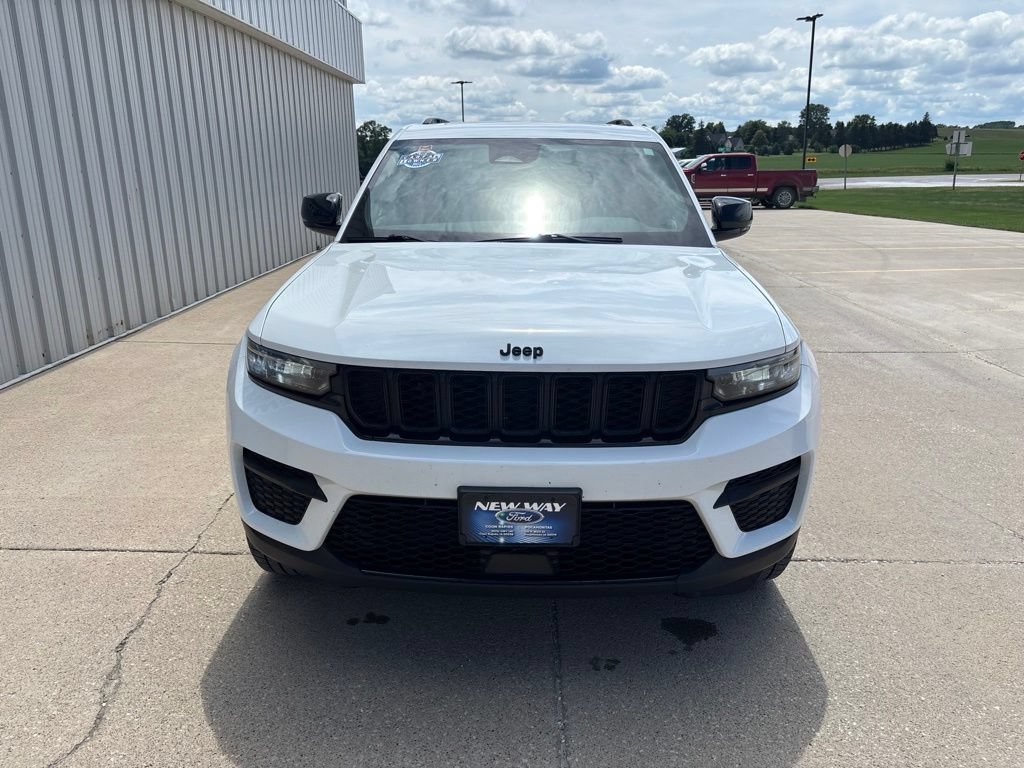Used 2022 Jeep Grand Cherokee Altitude AWD/4WD image 2