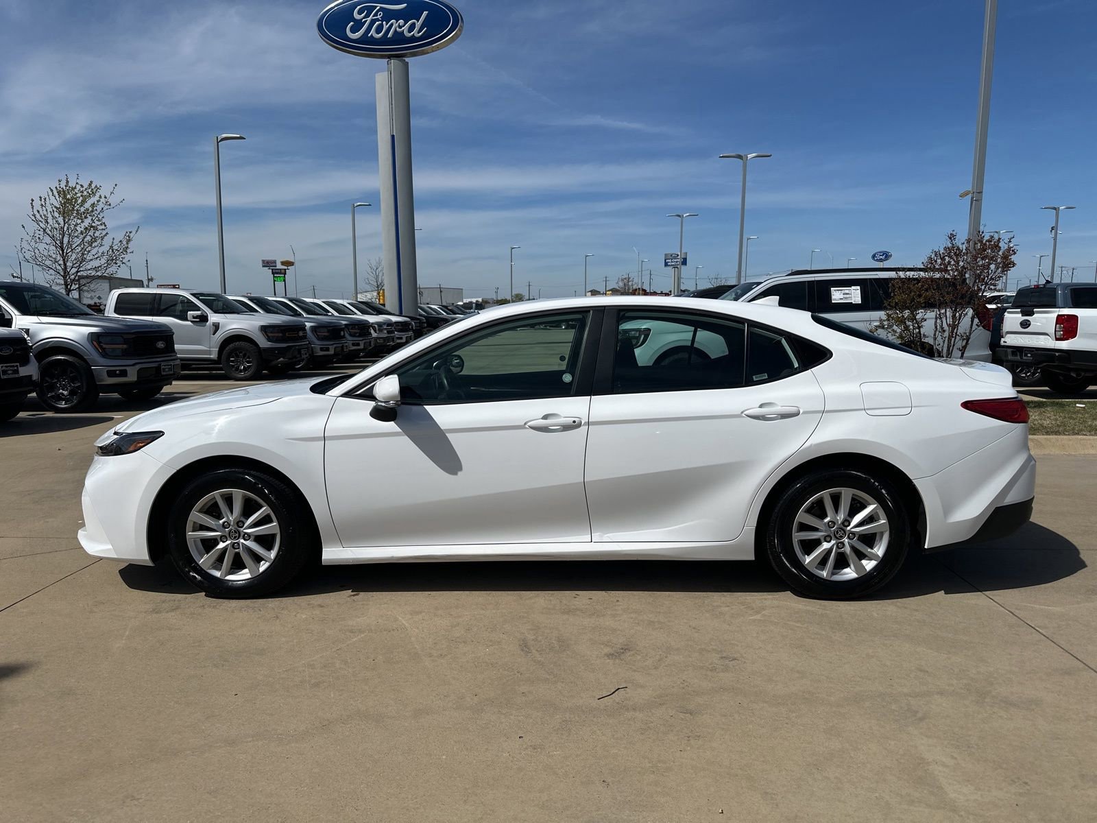 Used 2025 Toyota Camry LE image 3