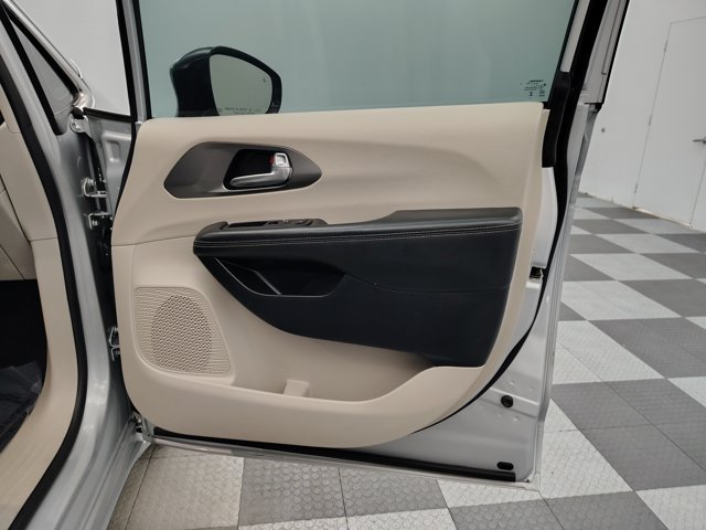 Used 2024 Chrysler Pacifica Touring-L FWD image 26