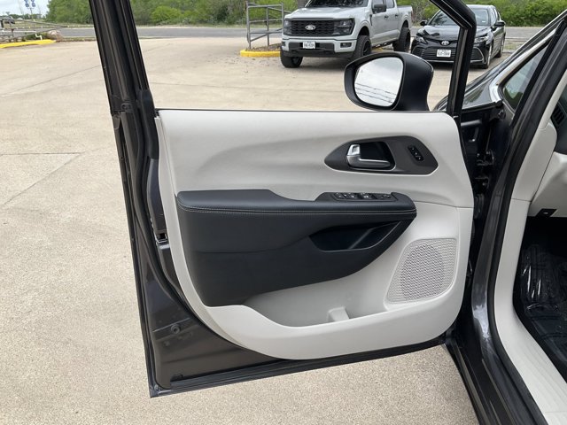 Used 2023 Chrysler Pacifica Touring-L FWD image 7