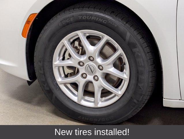 Used 2023 Chrysler Pacifica Touring-L FWD image 2