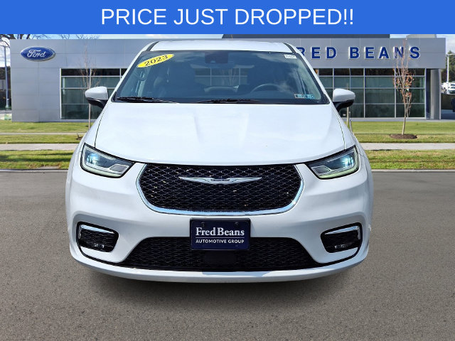 Used 2023 Chrysler Pacifica Touring-L FWD image 2
