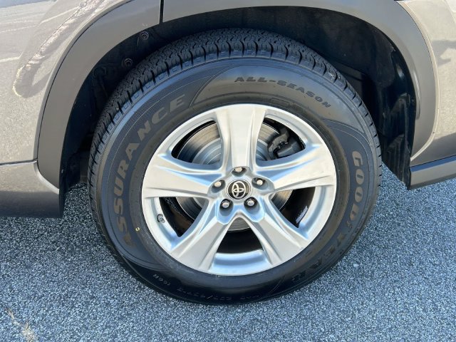 Used 2021 Toyota Highlander LE FWD image 9