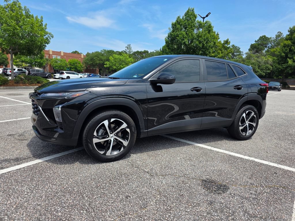 Used 2024 Chevrolet Trax RS FWD image 2