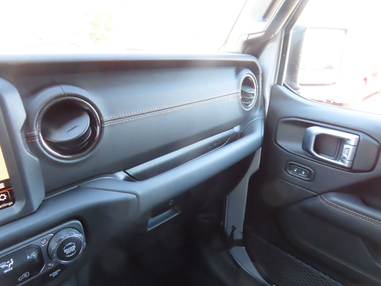 Used 2023 Jeep Wrangler Unlimited Sahara image 24