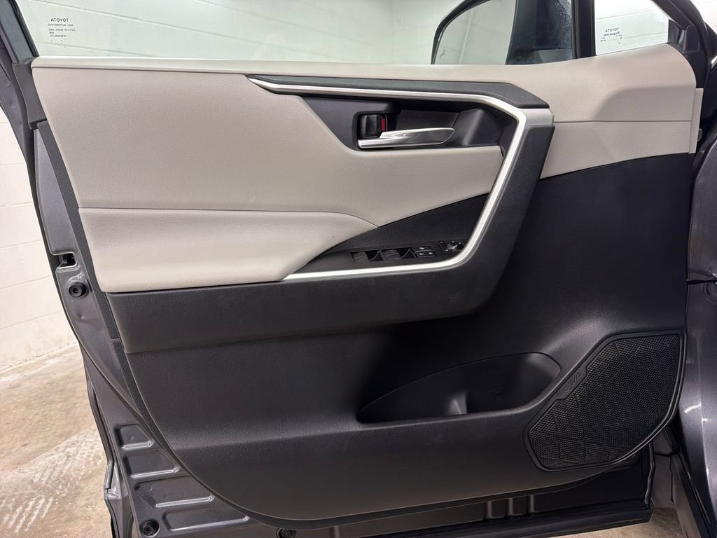 Used 2020 Toyota RAV4 XLE w/ Convenience Package FWD image 17