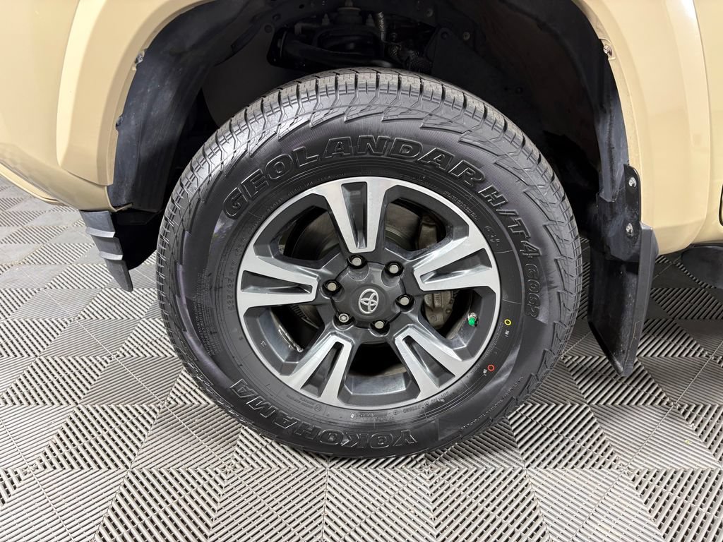 Used 2018 Toyota Tacoma TRD Sport w/ Technology Package AWD/4WD image 11