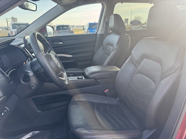 Used 2024 Nissan Pathfinder Platinum w/ Cargo Package image 13