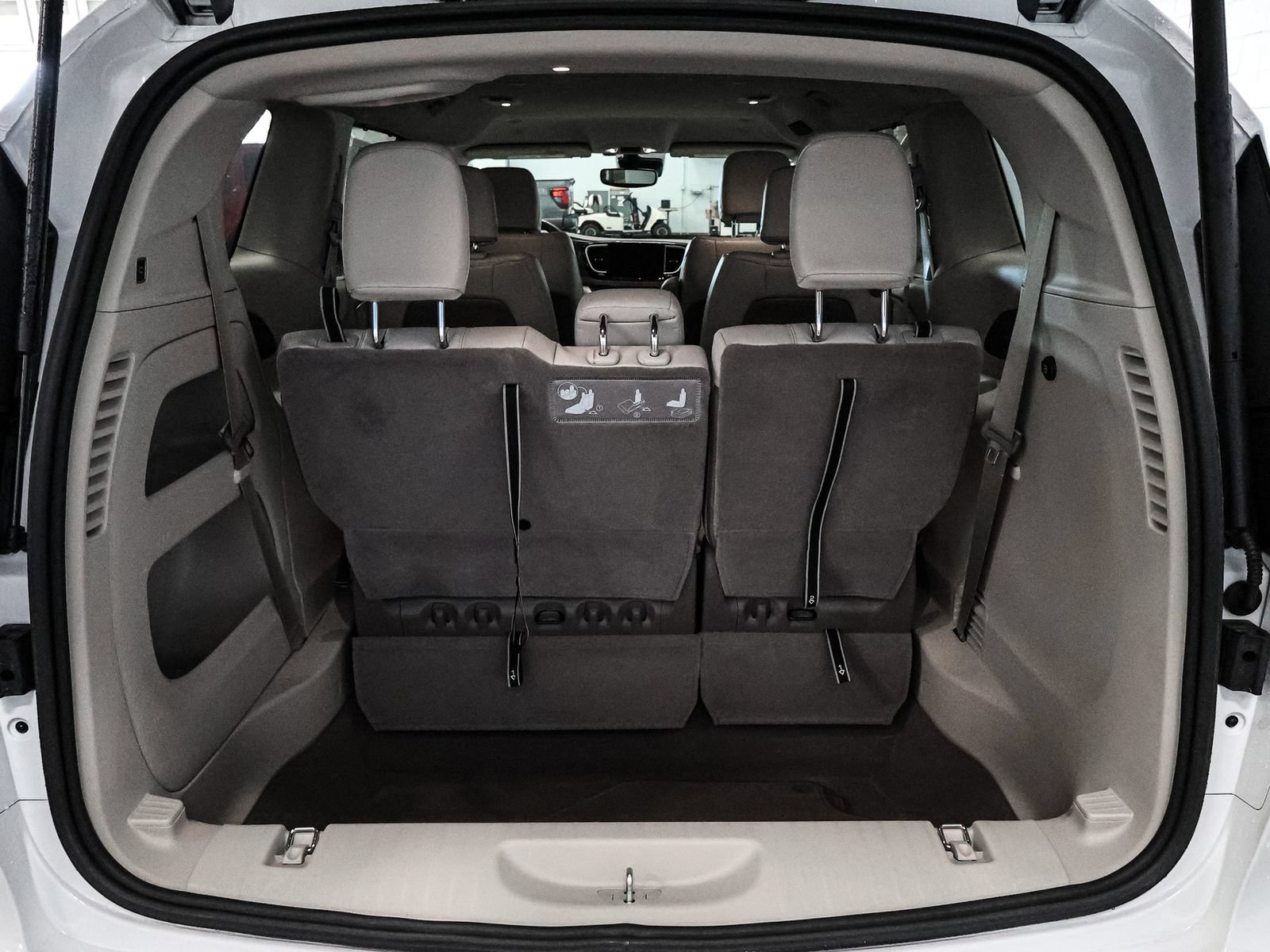 Used 2021 Chrysler Pacifica Touring-L FWD image 17