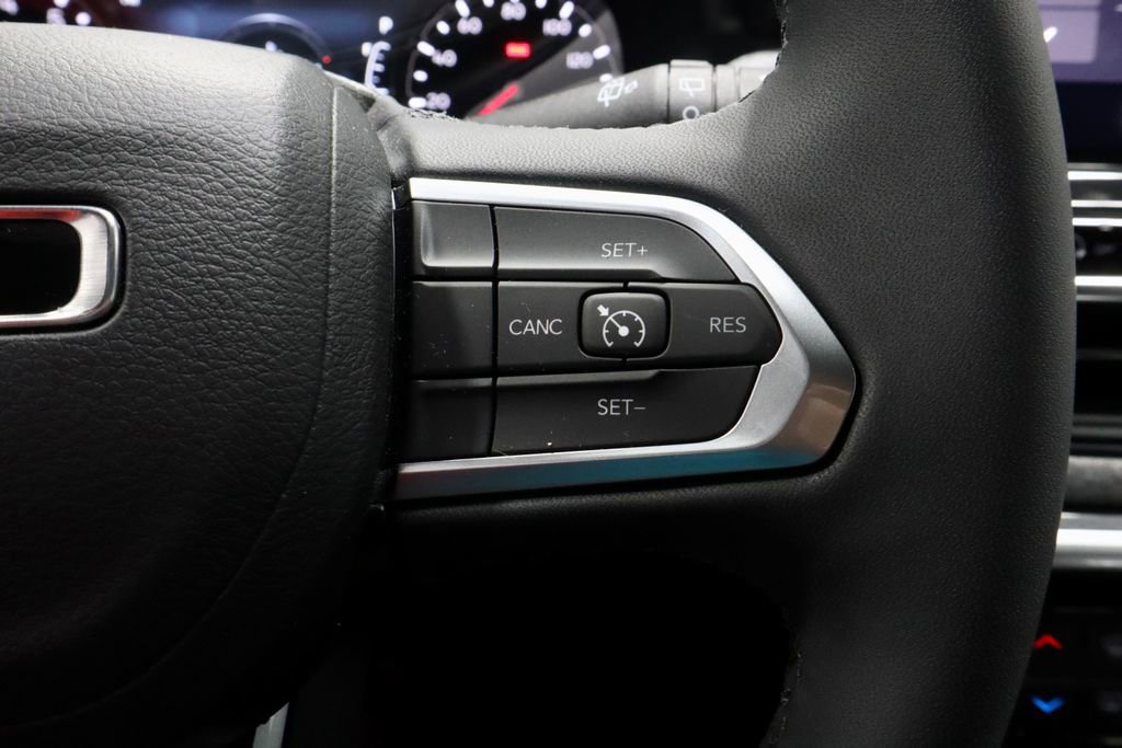 Used 2024 Jeep Compass Latitude AWD/4WD image 29