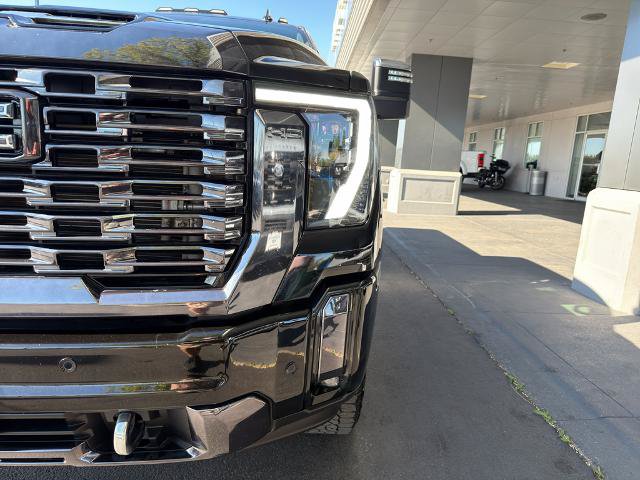 Used 2024 GMC Sierra 3500 Denali Ultimate AWD/4WD image 4