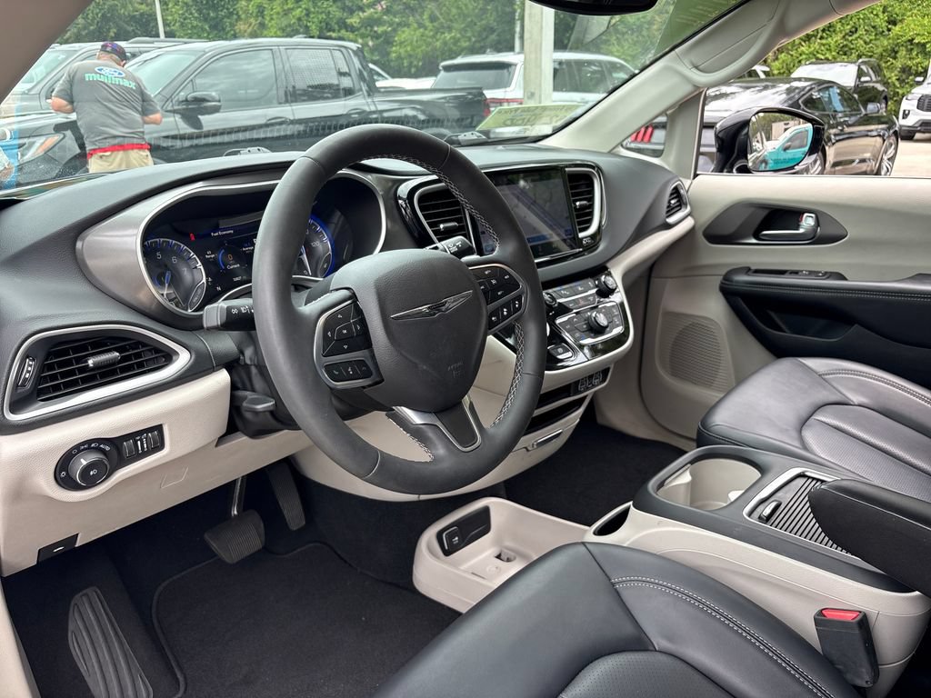 Used 2024 Chrysler Pacifica Touring-L FWD image 6