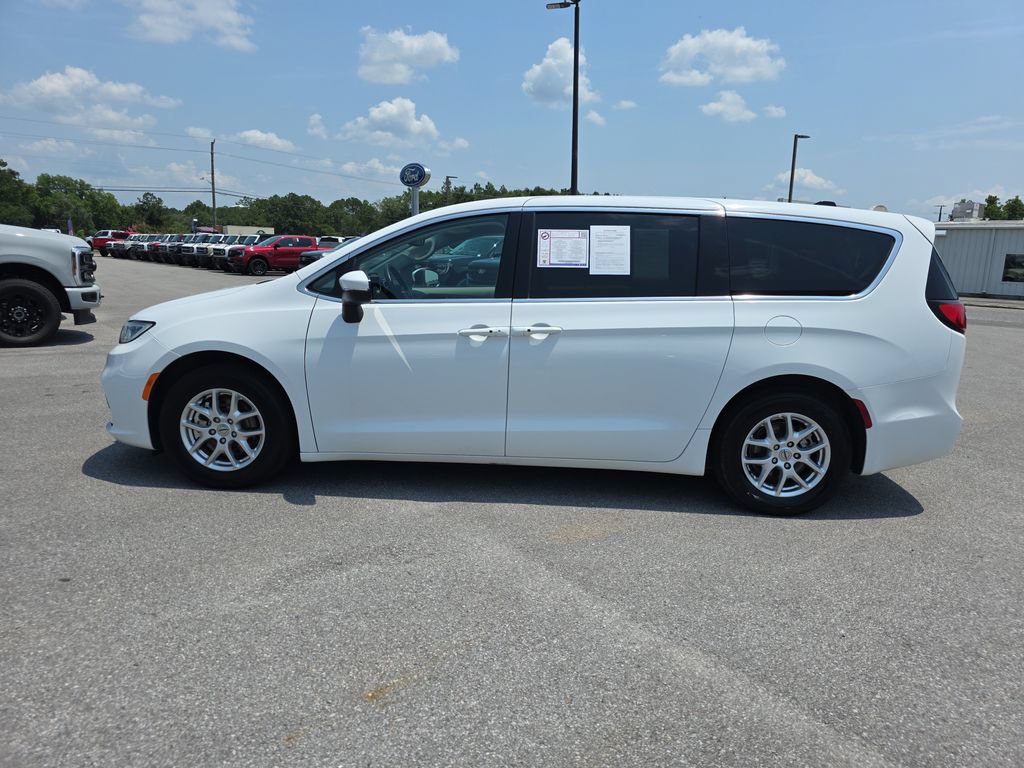 Used 2023 Chrysler Pacifica Touring-L FWD image 4