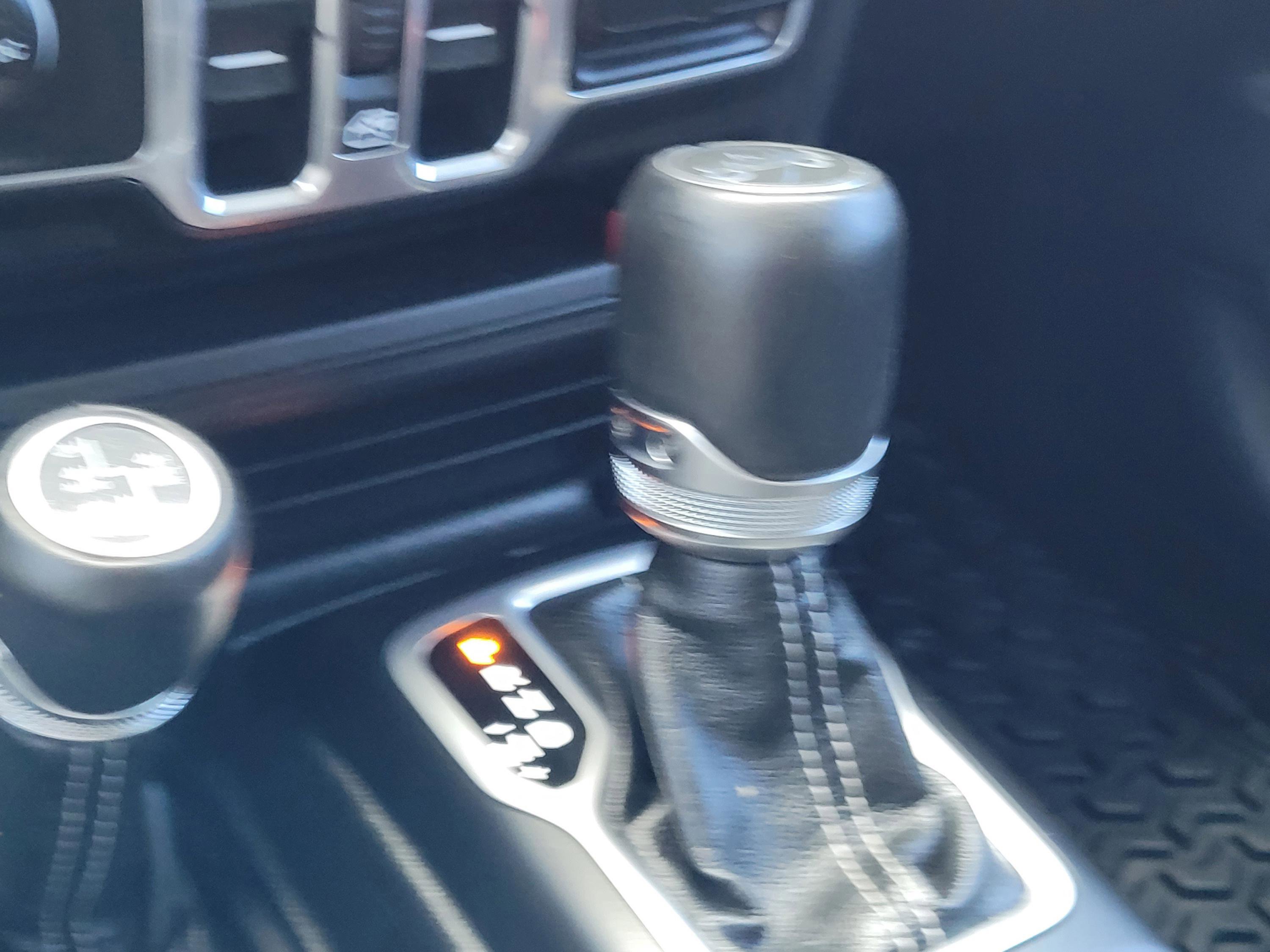 Used 2018 Jeep Wrangler Unlimited Sahara w/ Uconnect 4C Nav & Sound Group AWD/4WD image 21