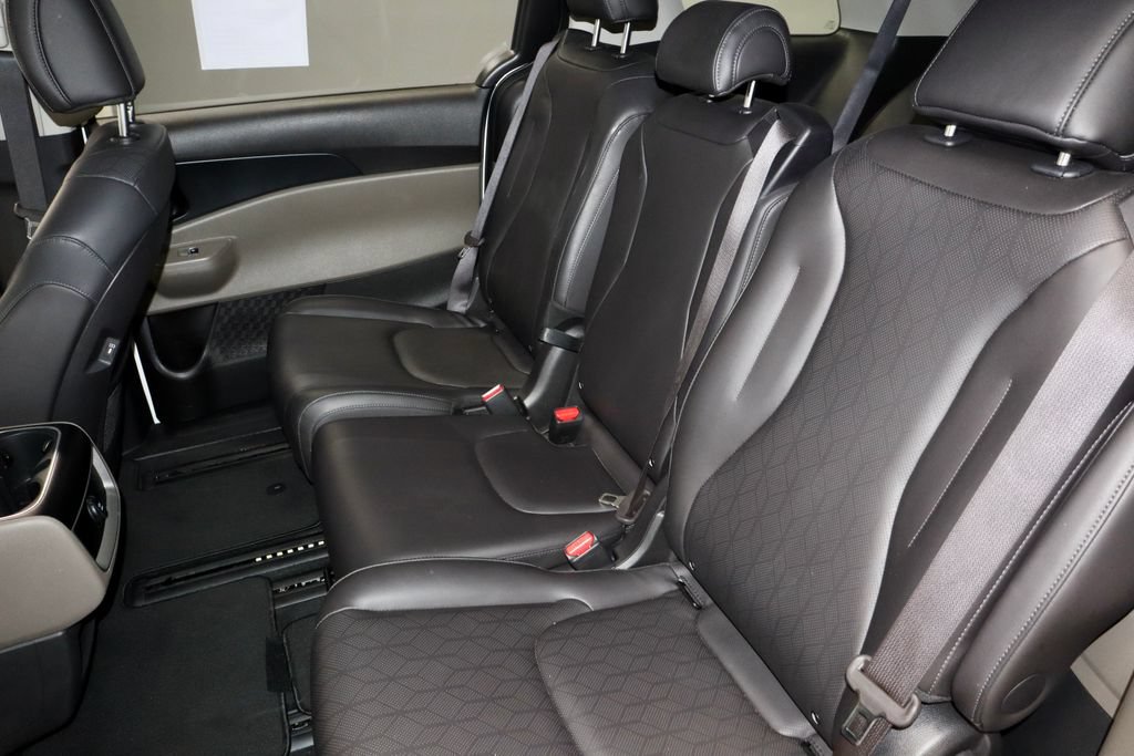Used 2025 Kia Carnival FWD image 21