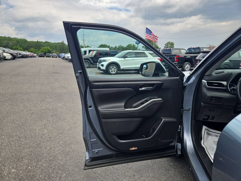 Used 2020 Toyota Highlander XLE AWD/4WD image 5
