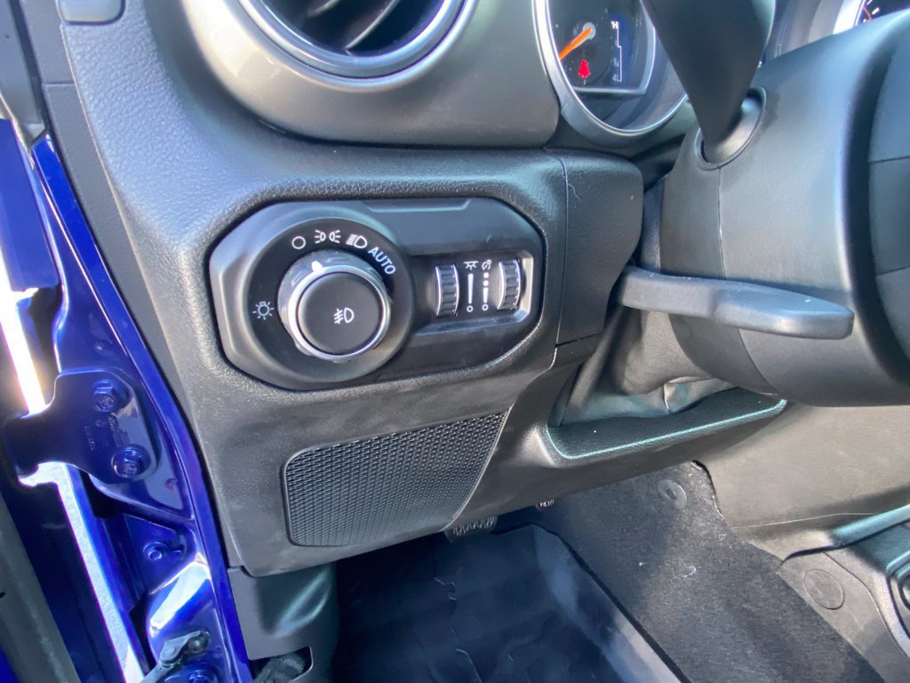 Used 2018 Jeep Wrangler Unlimited Sahara AWD/4WD image 12