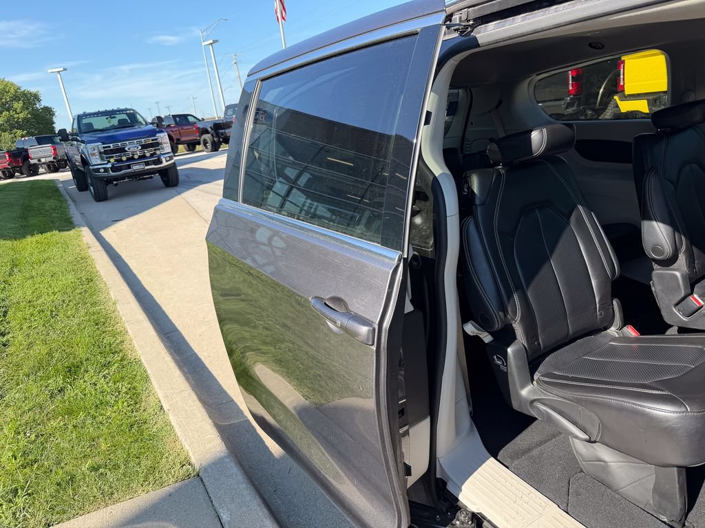 Used 2023 Chrysler Pacifica Touring-L FWD image 20