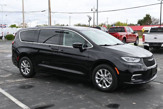 Used 2024 Chrysler Pacifica Touring-L AWD/4WD image 7