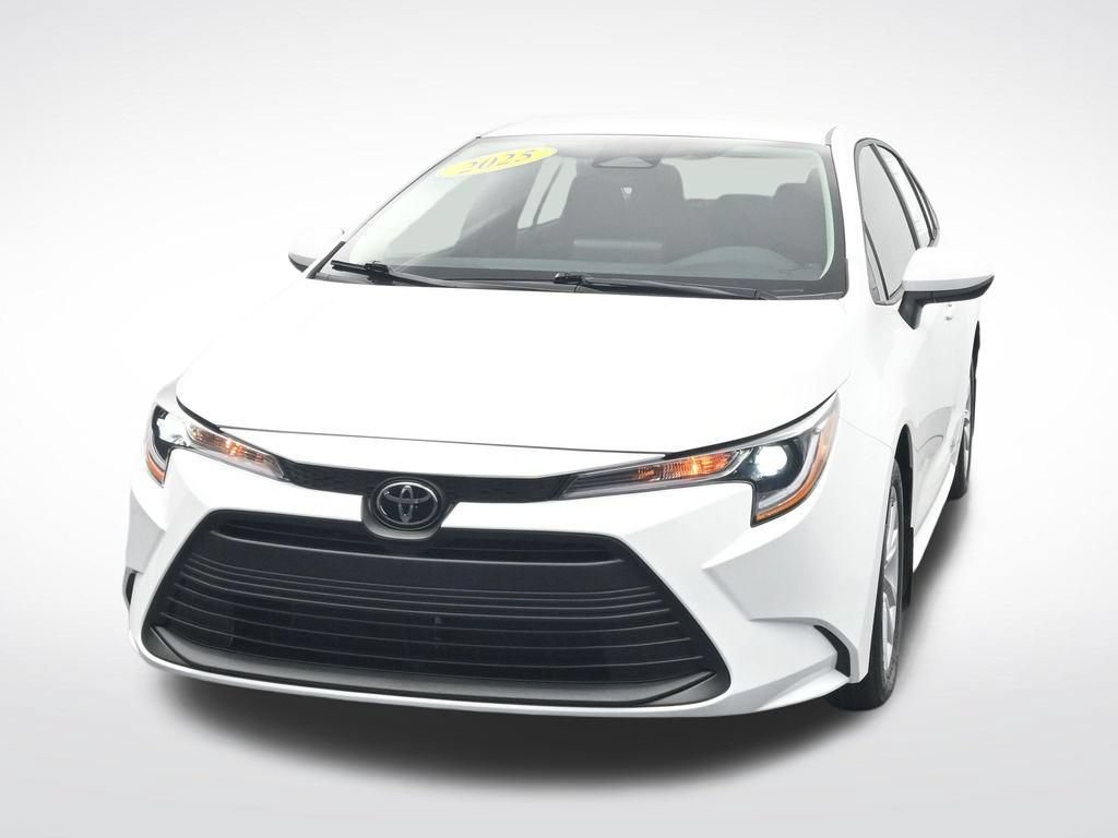 Used 2025 Toyota Corolla LE w/ LE Premium Package FWD image 2