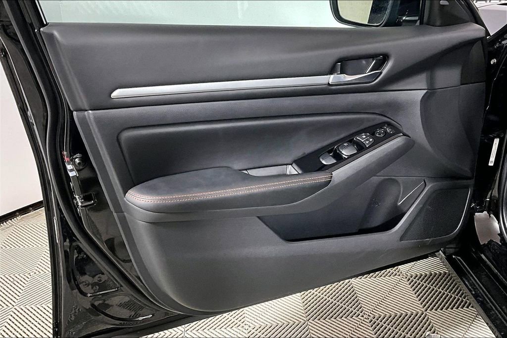 Used 2025 Nissan Altima 2.5 SR image 18