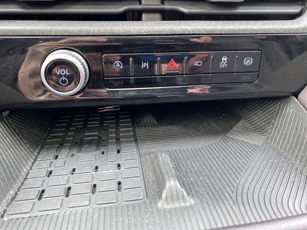 Certified 2025 Ford Explorer Platinum image 26