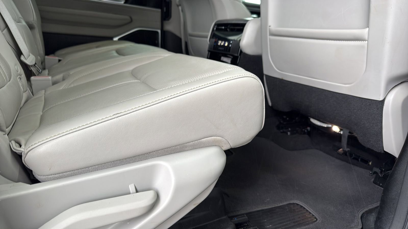 Used 2024 Jeep Wagoneer L Series II RWD image 26