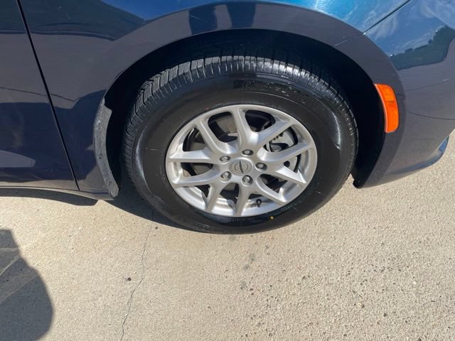 Used 2024 Chrysler Pacifica Touring-L FWD image 2