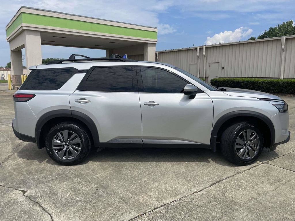 Used 2024 Nissan Pathfinder SV w/ SV Premium Package FWD image 2