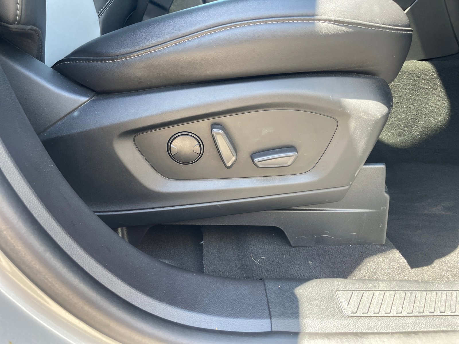 Certified 2022 Ford Explorer XLT w/ Equipment Group 202A image 31