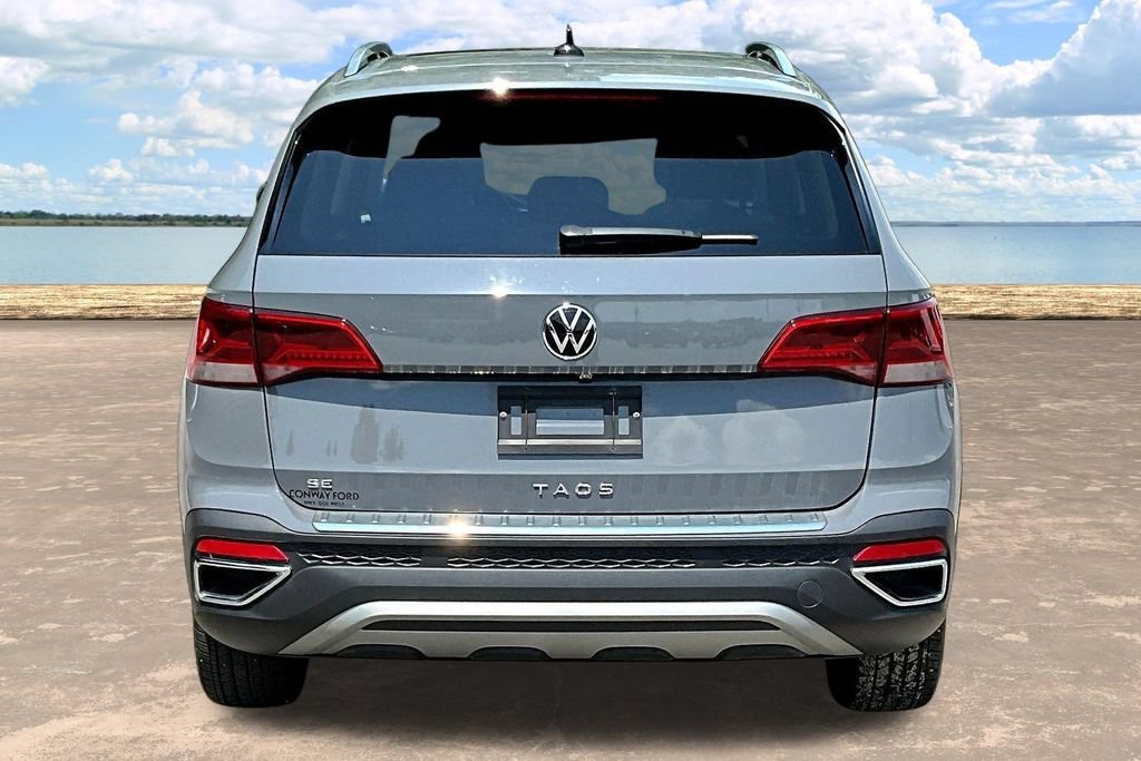 Used 2022 Volkswagen Taos SE w/ Panoramic Sunroof Package FWD image 7