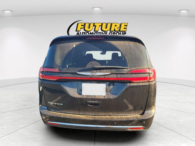 Used 2023 Chrysler Pacifica Touring-L FWD image 4