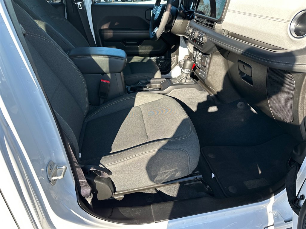 Used 2024 Jeep Wrangler Sahara image 13