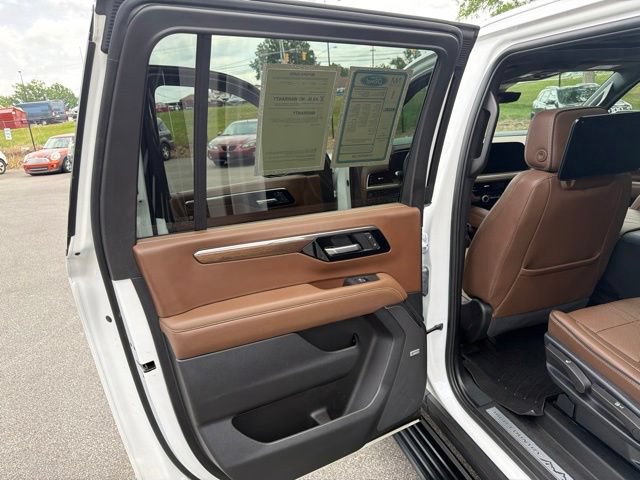 Used 2025 Chevrolet Suburban High Country AWD/4WD image 16