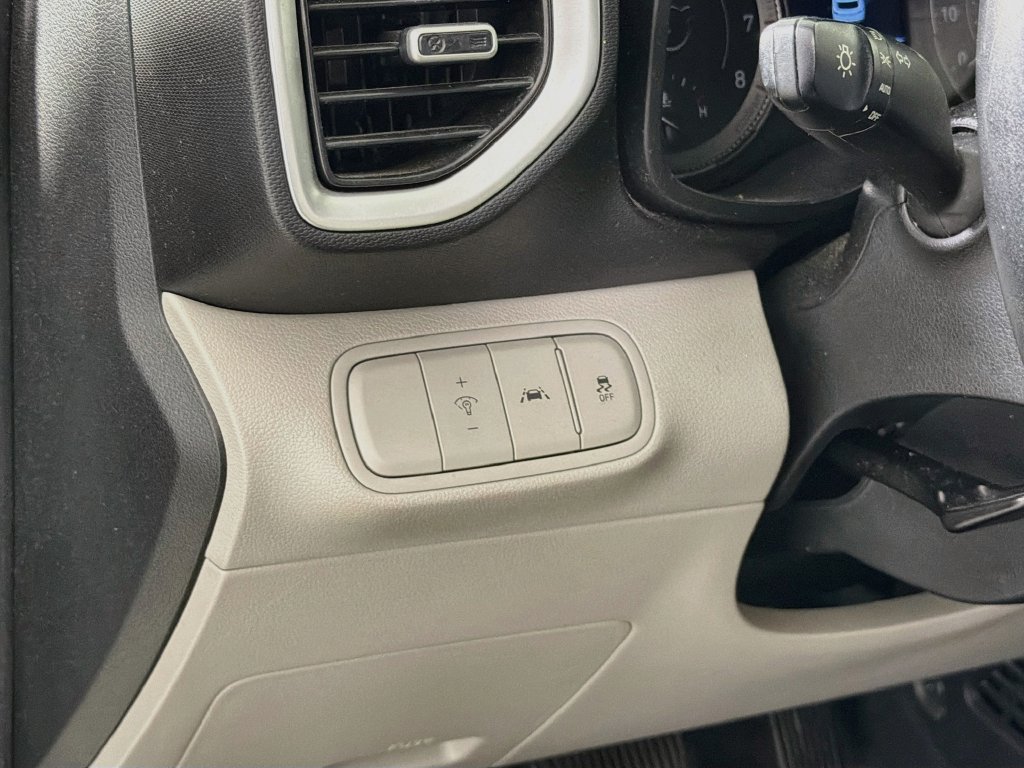 Used 2022 Hyundai Venue SEL FWD image 13