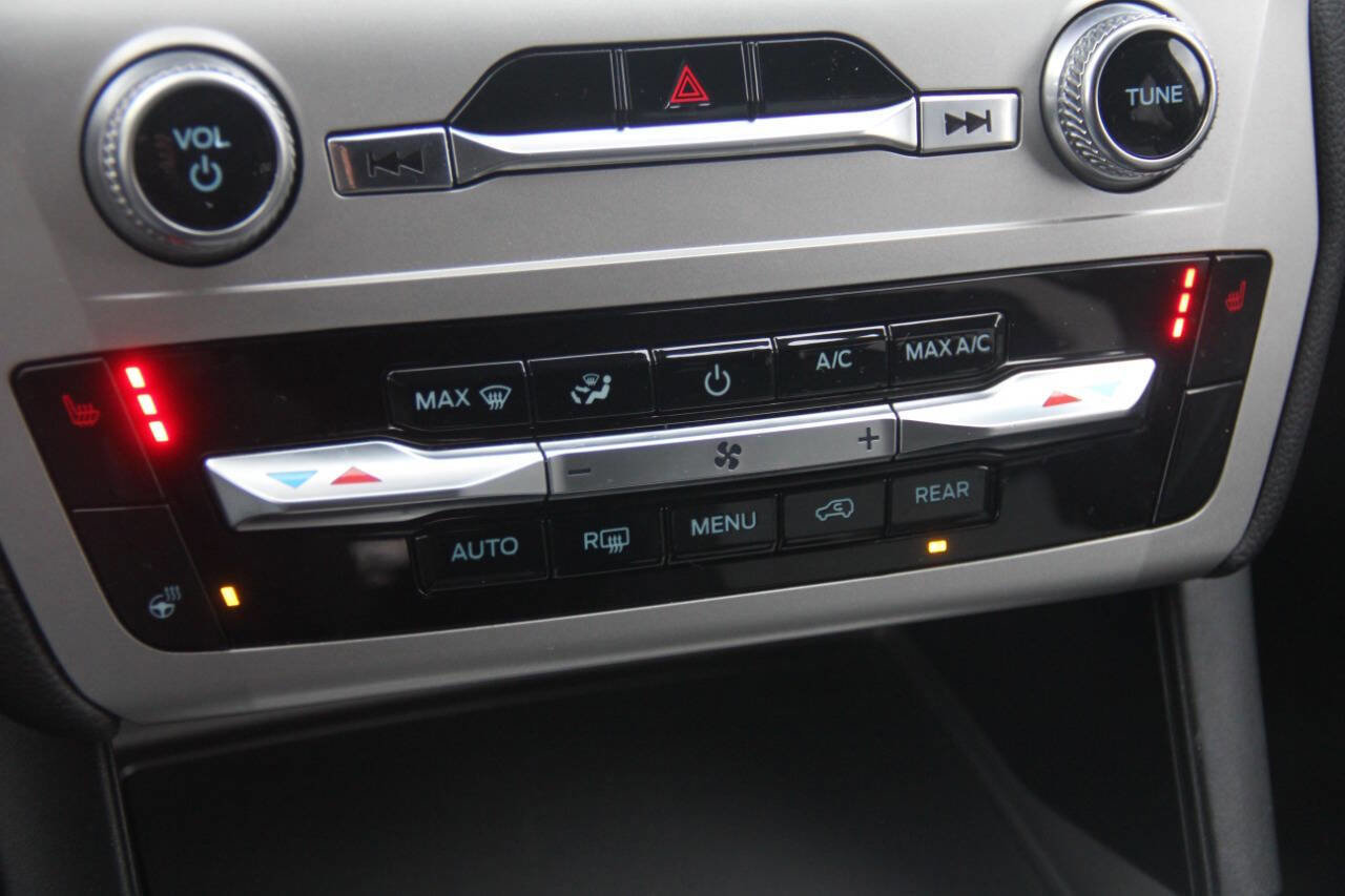 Certified 2022 Ford Explorer XLT w/ Equipment Group 202A image 30