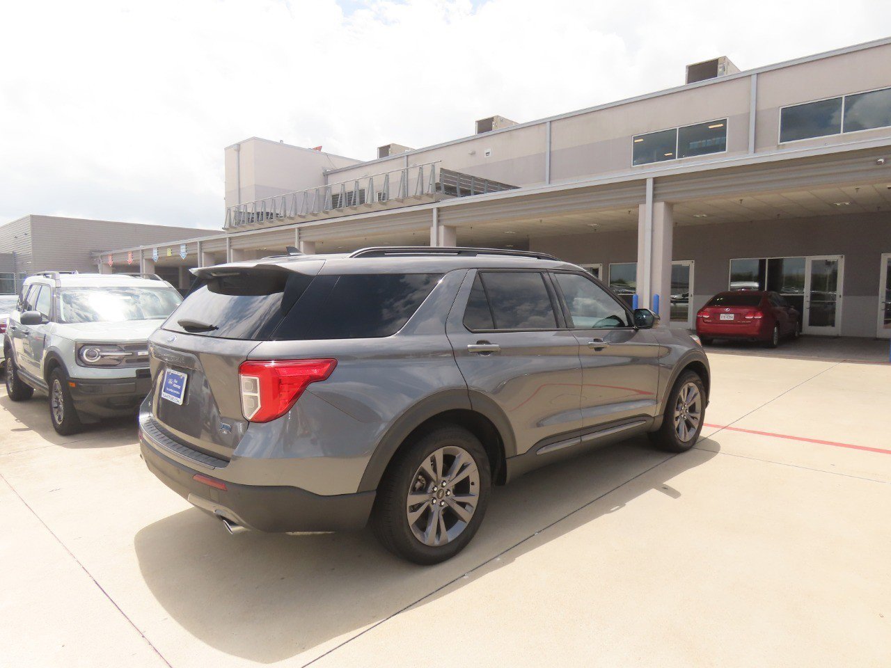 Certified 2023 Ford Explorer XLT w/ Equipment Group 202A RWD image 9
